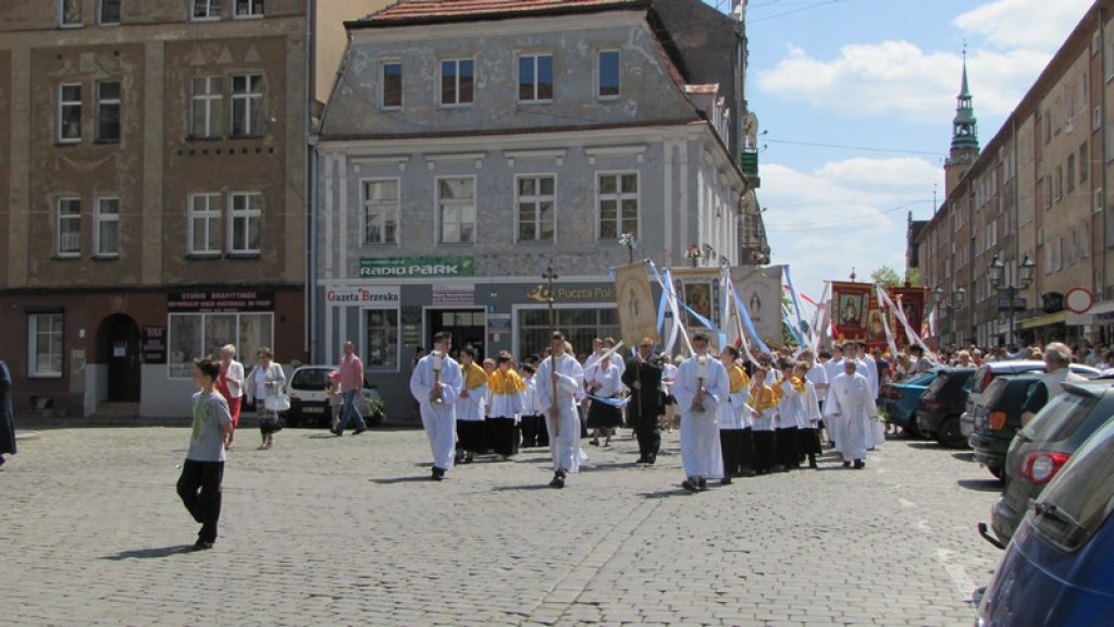 Boże Ciało w Brzegu. Tysiące wiernych przeszło ulicami miasta [fotorelacja]