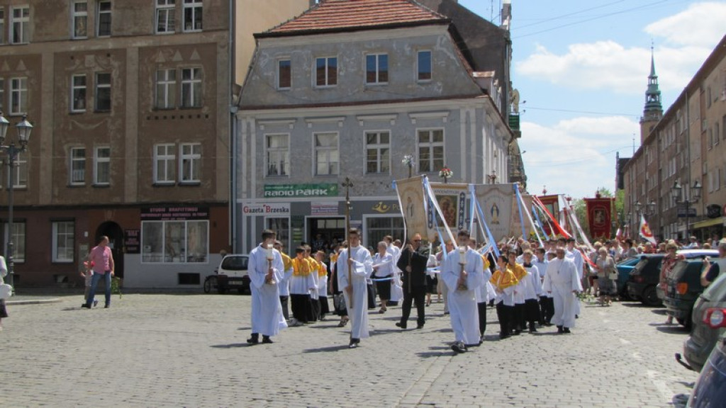 Boże Ciało w Brzegu. Tysiące wiernych przeszło ulicami miasta [fotorelacja]