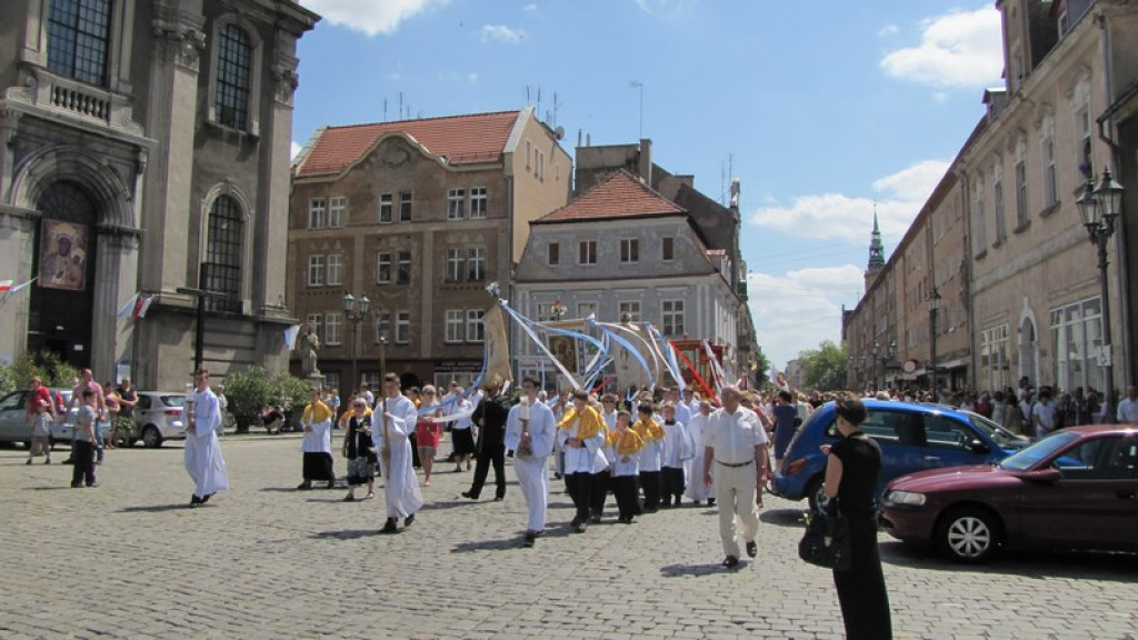 Boże Ciało w Brzegu. Tysiące wiernych przeszło ulicami miasta [fotorelacja]