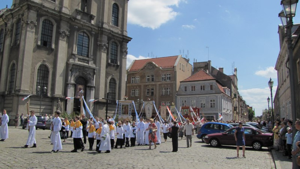 Boże Ciało w Brzegu. Tysiące wiernych przeszło ulicami miasta [fotorelacja]