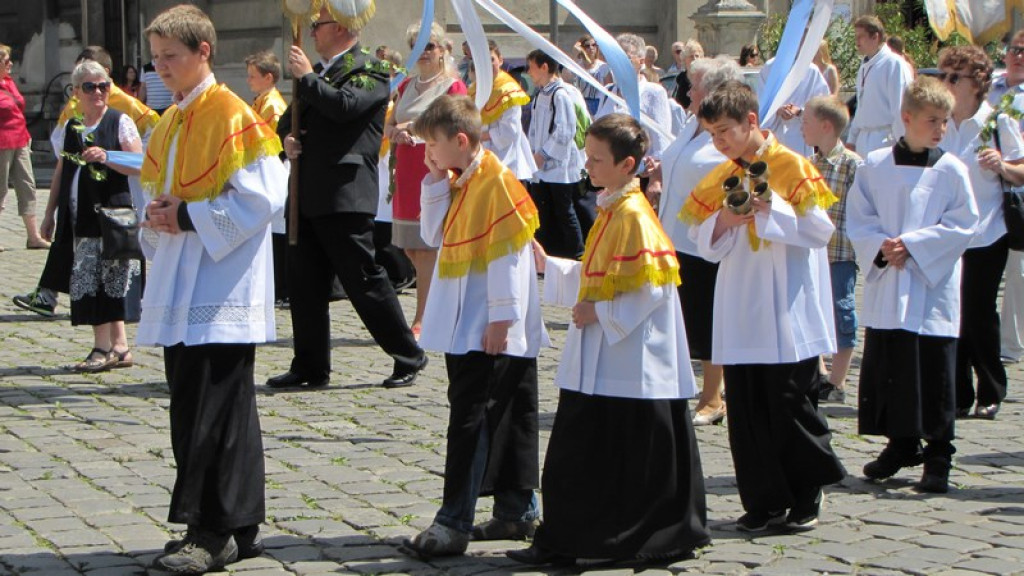 Boże Ciało w Brzegu. Tysiące wiernych przeszło ulicami miasta [fotorelacja]
