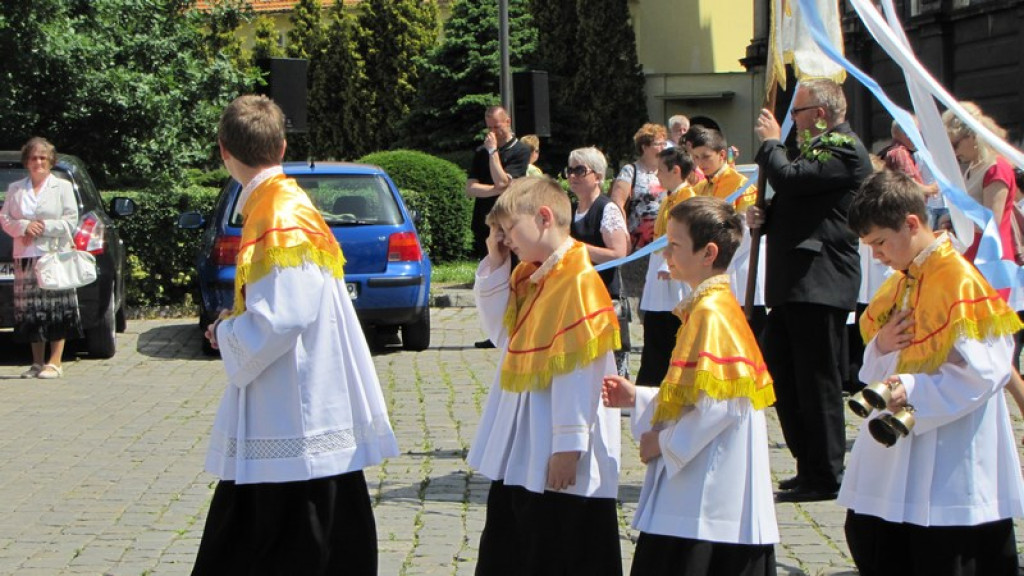 Boże Ciało w Brzegu. Tysiące wiernych przeszło ulicami miasta [fotorelacja]