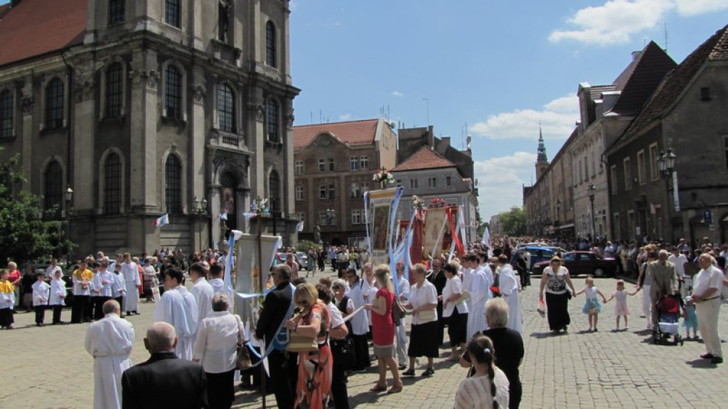 Boże Ciało w Brzegu. Tysiące wiernych przeszło ulicami miasta [fotorelacja]