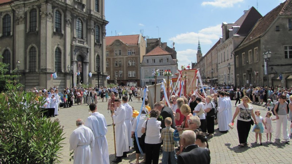 Boże Ciało w Brzegu. Tysiące wiernych przeszło ulicami miasta [fotorelacja]