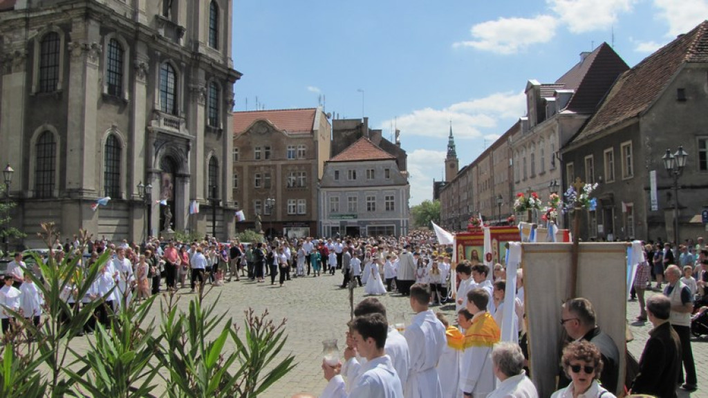 Boże Ciało w Brzegu. Tysiące wiernych przeszło ulicami miasta [fotorelacja]