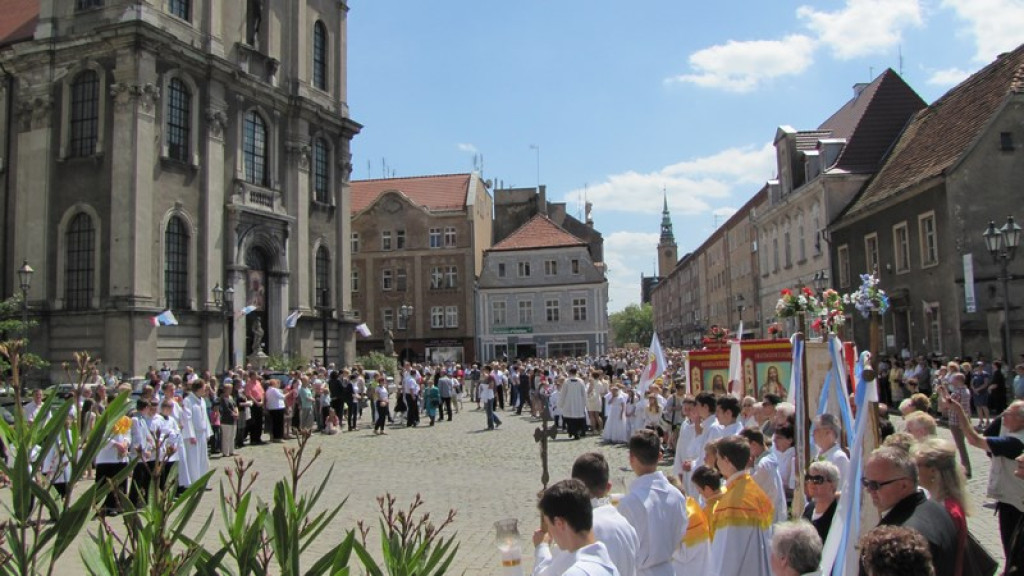 Boże Ciało w Brzegu. Tysiące wiernych przeszło ulicami miasta [fotorelacja]