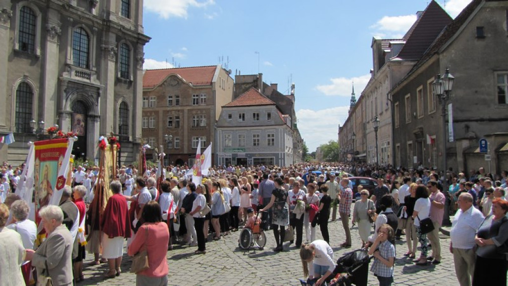 Boże Ciało w Brzegu. Tysiące wiernych przeszło ulicami miasta [fotorelacja]