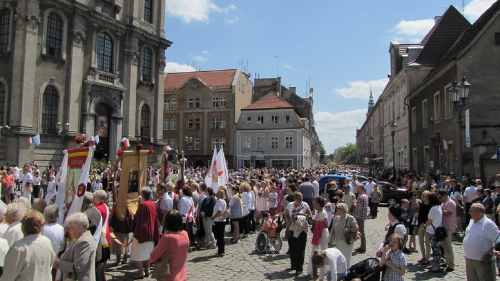 Boże Ciało w Brzegu. Tysiące wiernych przeszło ulicami miasta [fotorelacja]