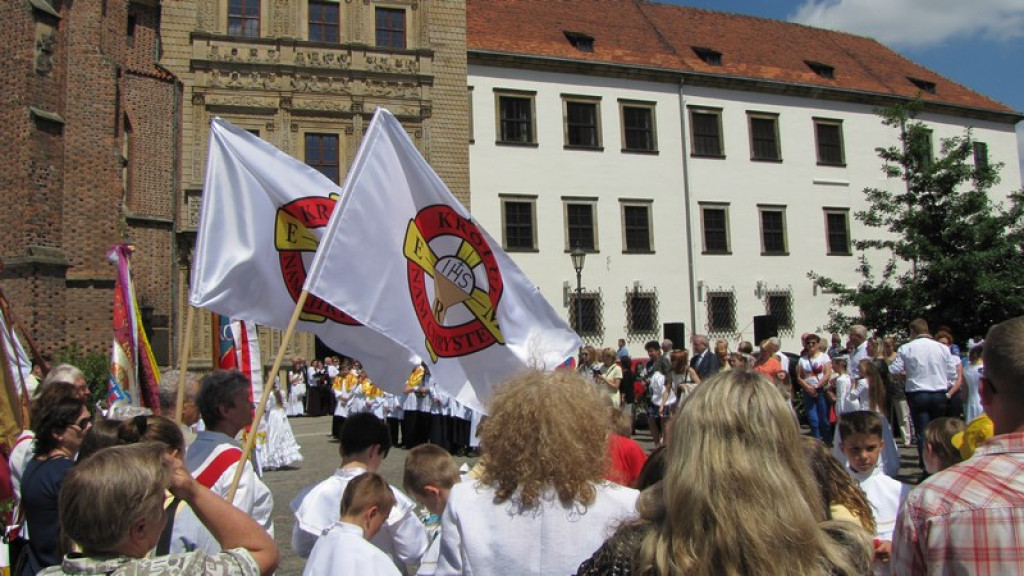 Boże Ciało w Brzegu. Tysiące wiernych przeszło ulicami miasta [fotorelacja]