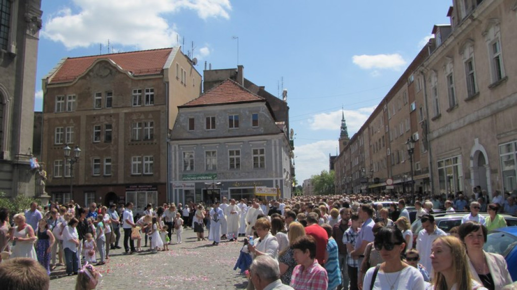 Boże Ciało w Brzegu. Tysiące wiernych przeszło ulicami miasta [fotorelacja]