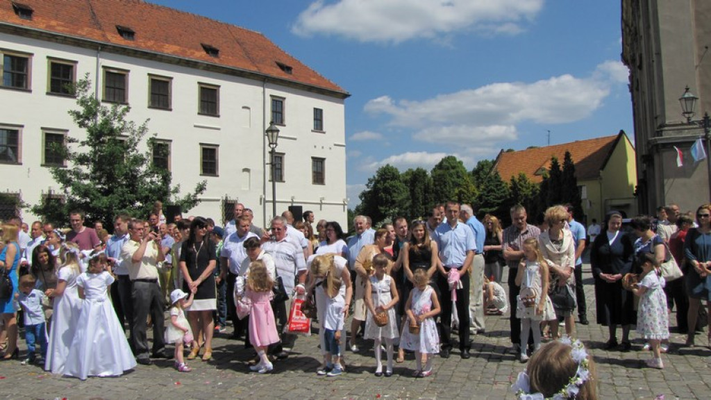 Boże Ciało w Brzegu. Tysiące wiernych przeszło ulicami miasta [fotorelacja]