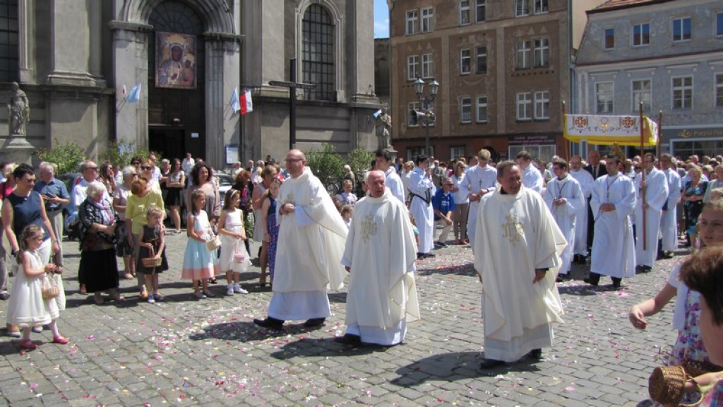 Boże Ciało w Brzegu. Tysiące wiernych przeszło ulicami miasta [fotorelacja]