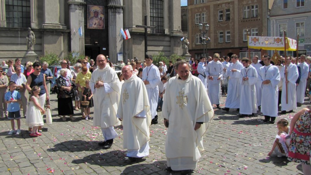 Boże Ciało w Brzegu. Tysiące wiernych przeszło ulicami miasta [fotorelacja]