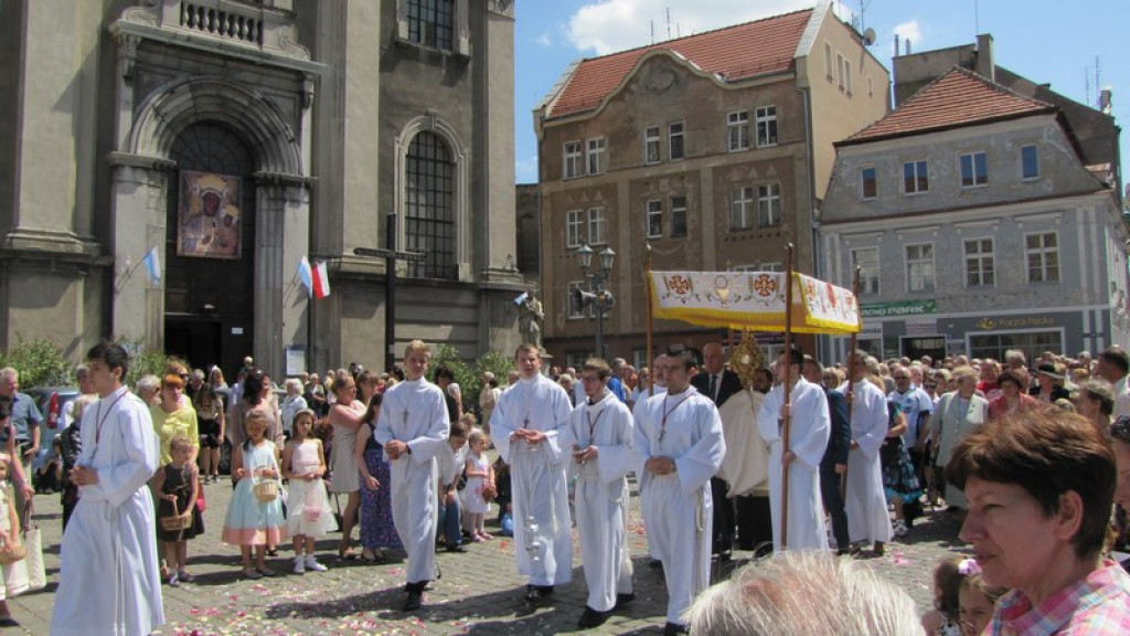Boże Ciało w Brzegu. Tysiące wiernych przeszło ulicami miasta [fotorelacja]