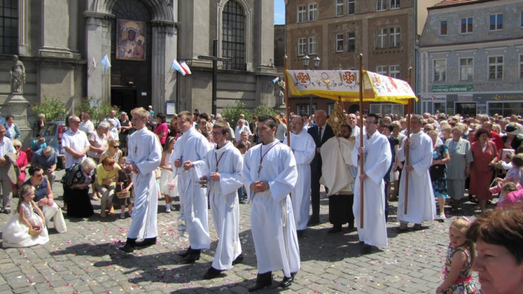 Boże Ciało w Brzegu. Tysiące wiernych przeszło ulicami miasta [fotorelacja]