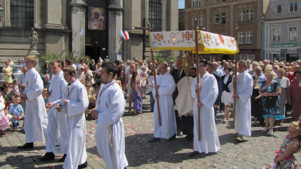 Boże Ciało w Brzegu. Tysiące wiernych przeszło ulicami miasta [fotorelacja]