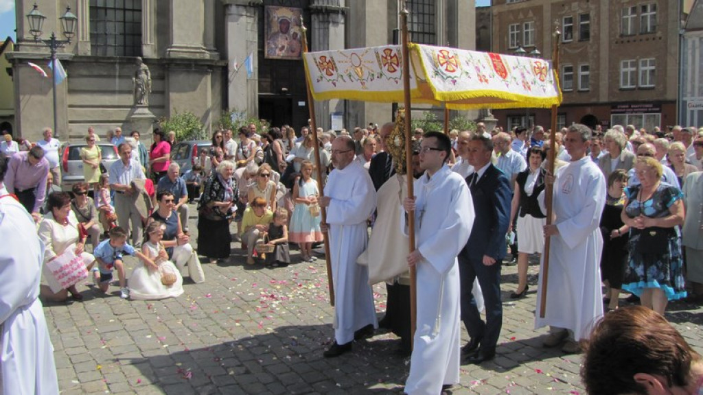 Boże Ciało w Brzegu. Tysiące wiernych przeszło ulicami miasta [fotorelacja]
