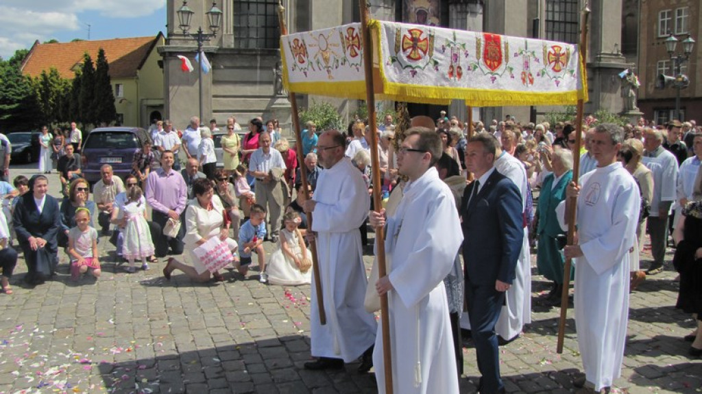 Boże Ciało w Brzegu. Tysiące wiernych przeszło ulicami miasta [fotorelacja]