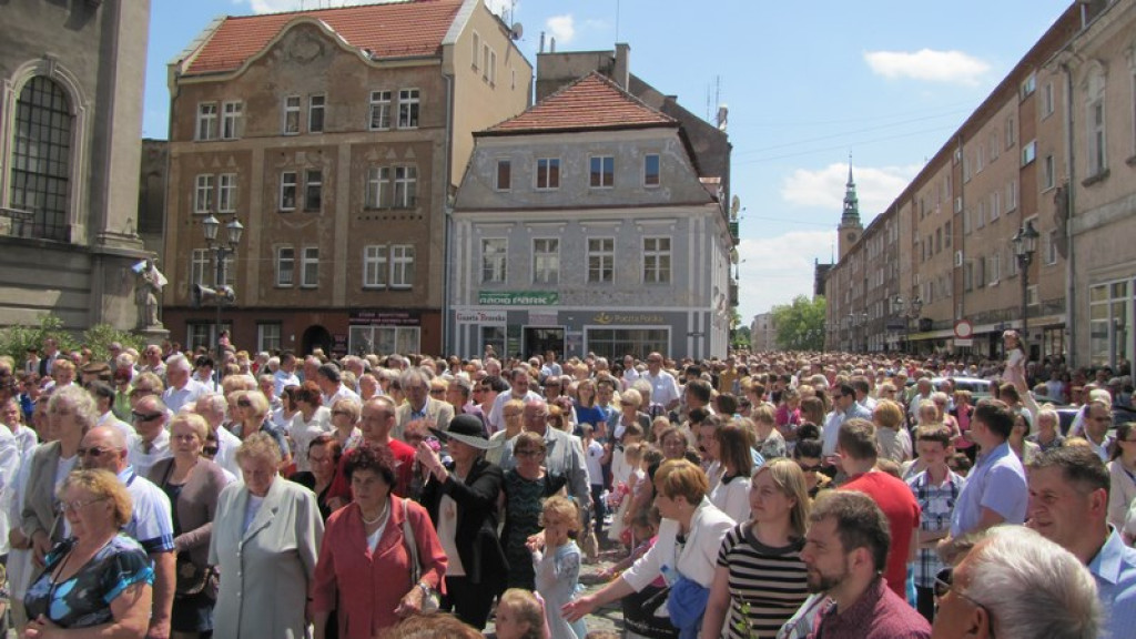 Boże Ciało w Brzegu. Tysiące wiernych przeszło ulicami miasta [fotorelacja]