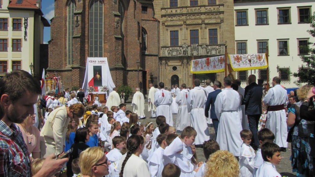 Boże Ciało w Brzegu. Tysiące wiernych przeszło ulicami miasta [fotorelacja]