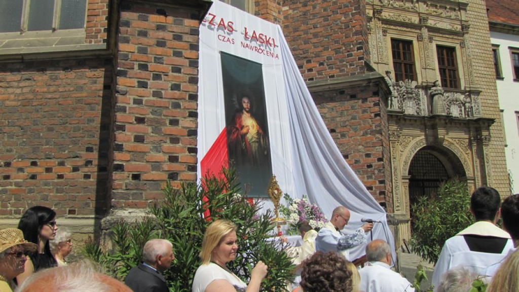 Boże Ciało w Brzegu. Tysiące wiernych przeszło ulicami miasta [fotorelacja]