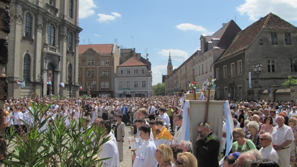 Boże Ciało w Brzegu. Tysiące wiernych przeszło ulicami miasta [fotorelacja]