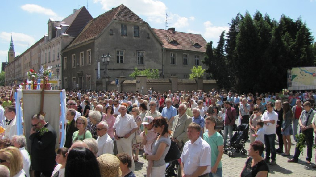 Boże Ciało w Brzegu. Tysiące wiernych przeszło ulicami miasta [fotorelacja]