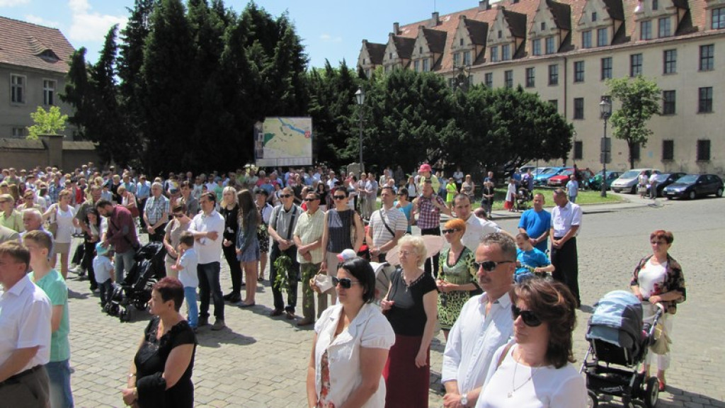 Boże Ciało w Brzegu. Tysiące wiernych przeszło ulicami miasta [fotorelacja]