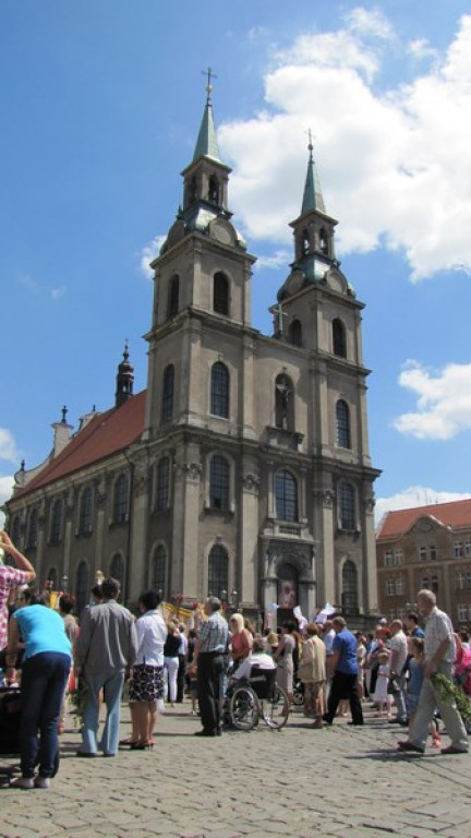 Boże Ciało w Brzegu. Tysiące wiernych przeszło ulicami miasta [fotorelacja]