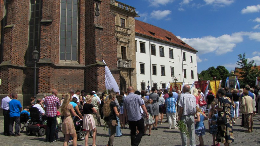 Boże Ciało w Brzegu. Tysiące wiernych przeszło ulicami miasta [fotorelacja]