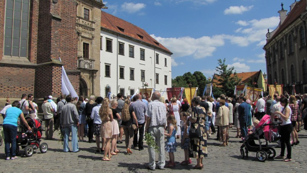 Boże Ciało w Brzegu. Tysiące wiernych przeszło ulicami miasta [fotorelacja]