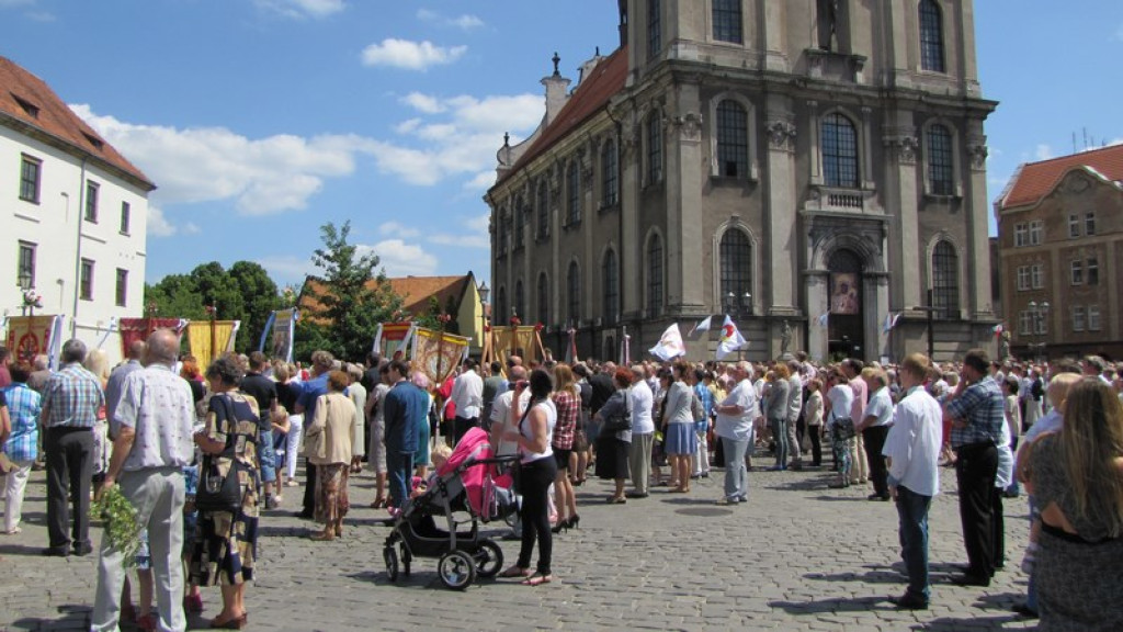 Boże Ciało w Brzegu. Tysiące wiernych przeszło ulicami miasta [fotorelacja]