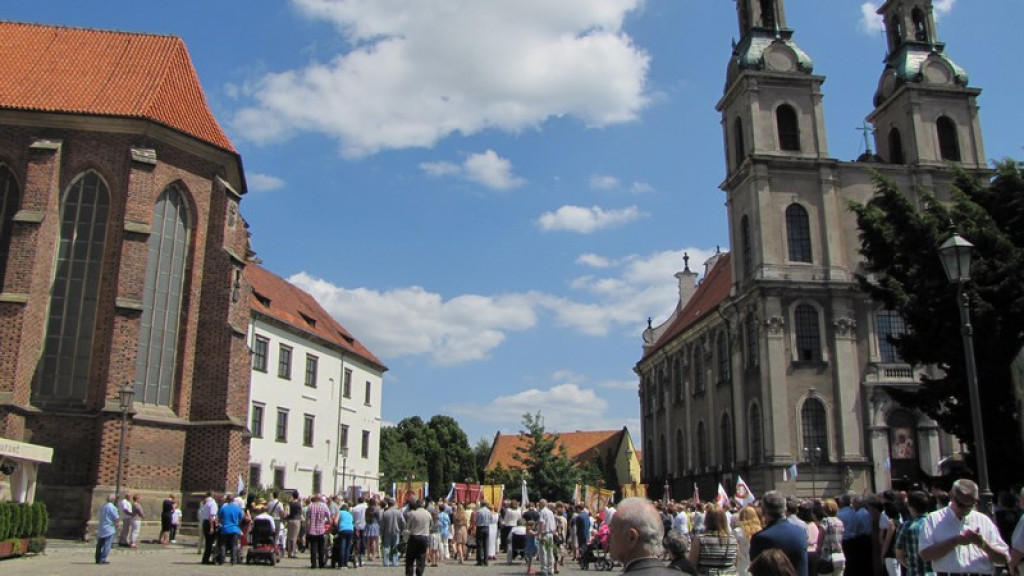Boże Ciało w Brzegu. Tysiące wiernych przeszło ulicami miasta [fotorelacja]