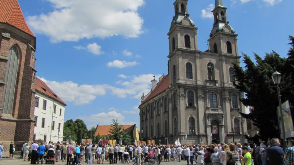 Boże Ciało w Brzegu. Tysiące wiernych przeszło ulicami miasta [fotorelacja]