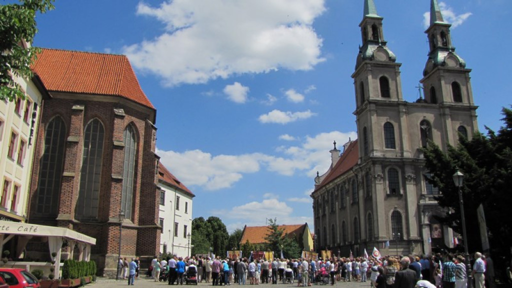 Boże Ciało w Brzegu. Tysiące wiernych przeszło ulicami miasta [fotorelacja]