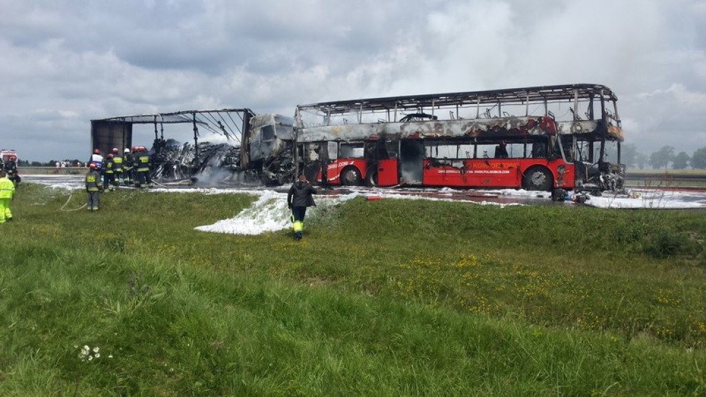 Karambol na A4, spłonął TIR, autobus i osobówka. Dwie osoby nie żyją [wideo]