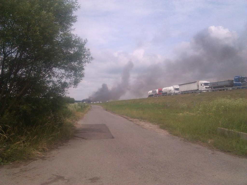 Karambol na A4, spłonął TIR, autobus i osobówka. Dwie osoby nie żyją [wideo]