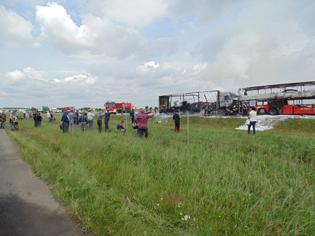 Karambol na A4, spłonął TIR, autobus i osobówka. Dwie osoby nie żyją [wideo]
