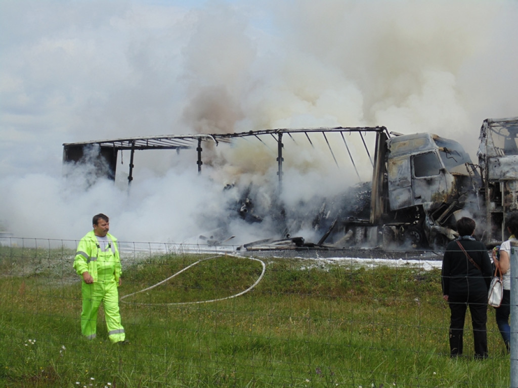 Karambol na A4, spłonął TIR, autobus i osobówka. Dwie osoby nie żyją [wideo]