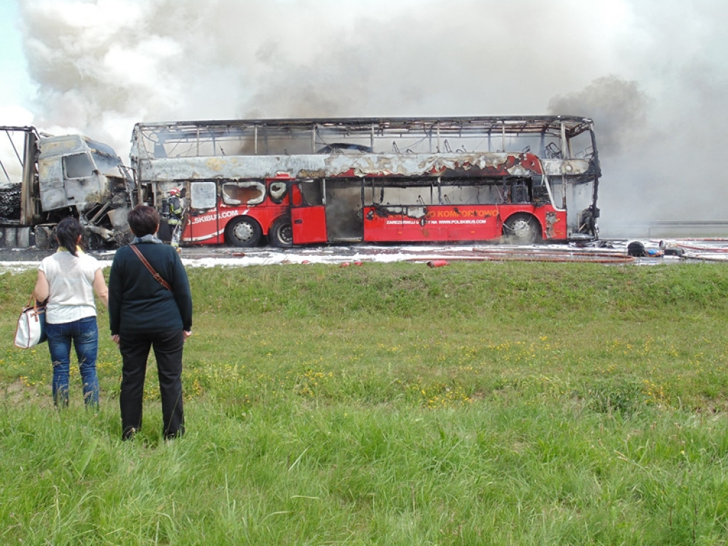 Karambol na A4, spłonął TIR, autobus i osobówka. Dwie osoby nie żyją [wideo]