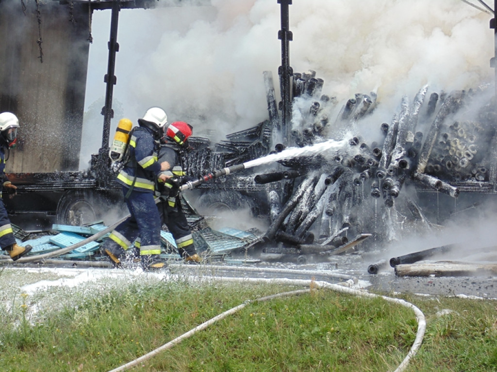 Karambol na A4, spłonął TIR, autobus i osobówka. Dwie osoby nie żyją [wideo]