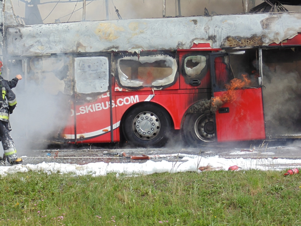 Karambol na A4, spłonął TIR, autobus i osobówka. Dwie osoby nie żyją [wideo]