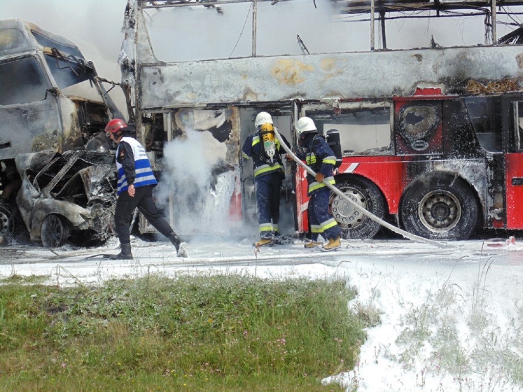 Karambol na A4, spłonął TIR, autobus i osobówka. Dwie osoby nie żyją [wideo]