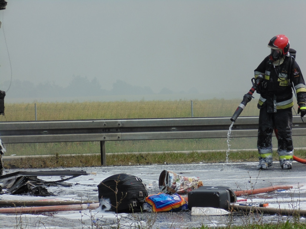 Karambol na A4, spłonął TIR, autobus i osobówka. Dwie osoby nie żyją [wideo]