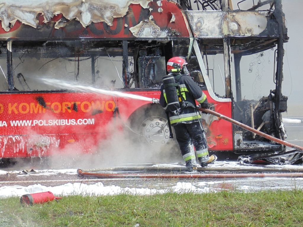 Karambol na A4, spłonął TIR, autobus i osobówka. Dwie osoby nie żyją [wideo]