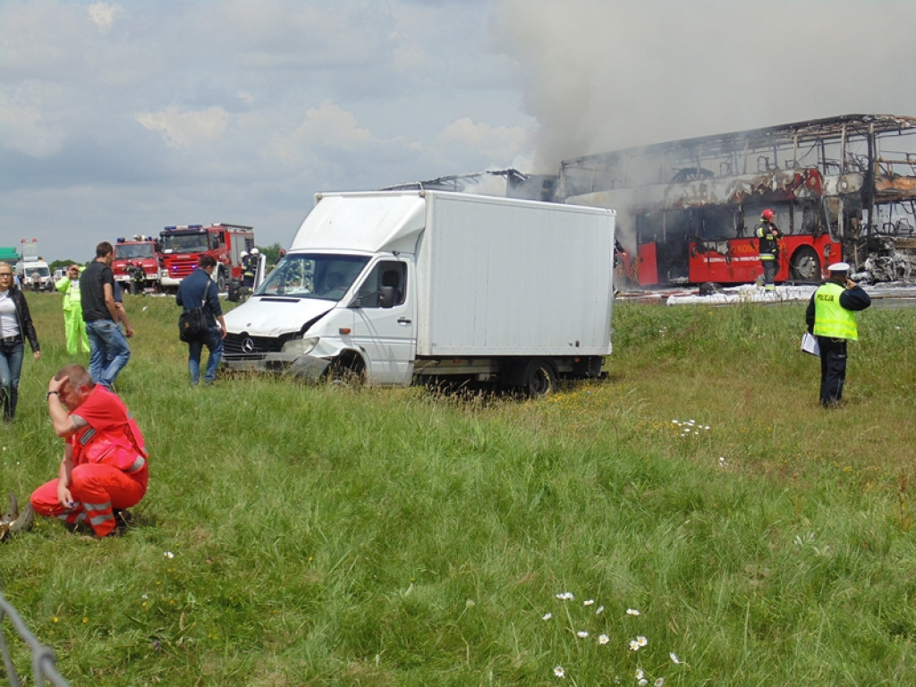 Karambol na A4, spłonął TIR, autobus i osobówka. Dwie osoby nie żyją [wideo]