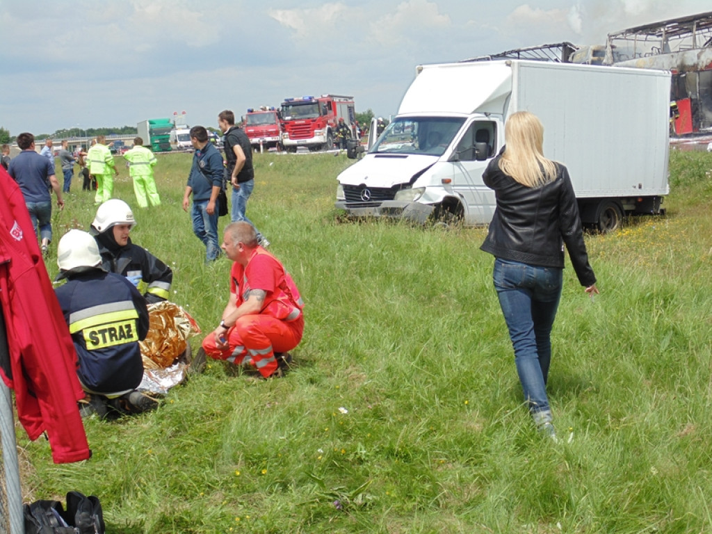 Karambol na A4, spłonął TIR, autobus i osobówka. Dwie osoby nie żyją [wideo]