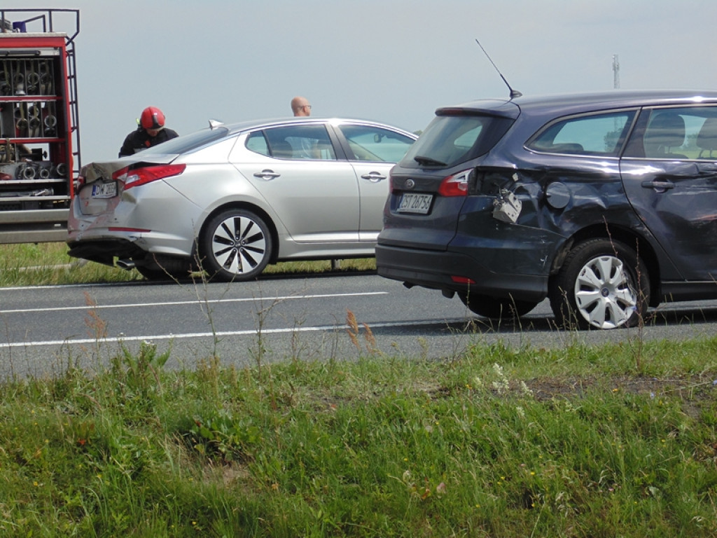 Karambol na A4, spłonął TIR, autobus i osobówka. Dwie osoby nie żyją [wideo]
