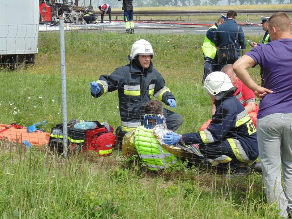 Karambol na A4, spłonął TIR, autobus i osobówka. Dwie osoby nie żyją [wideo]
