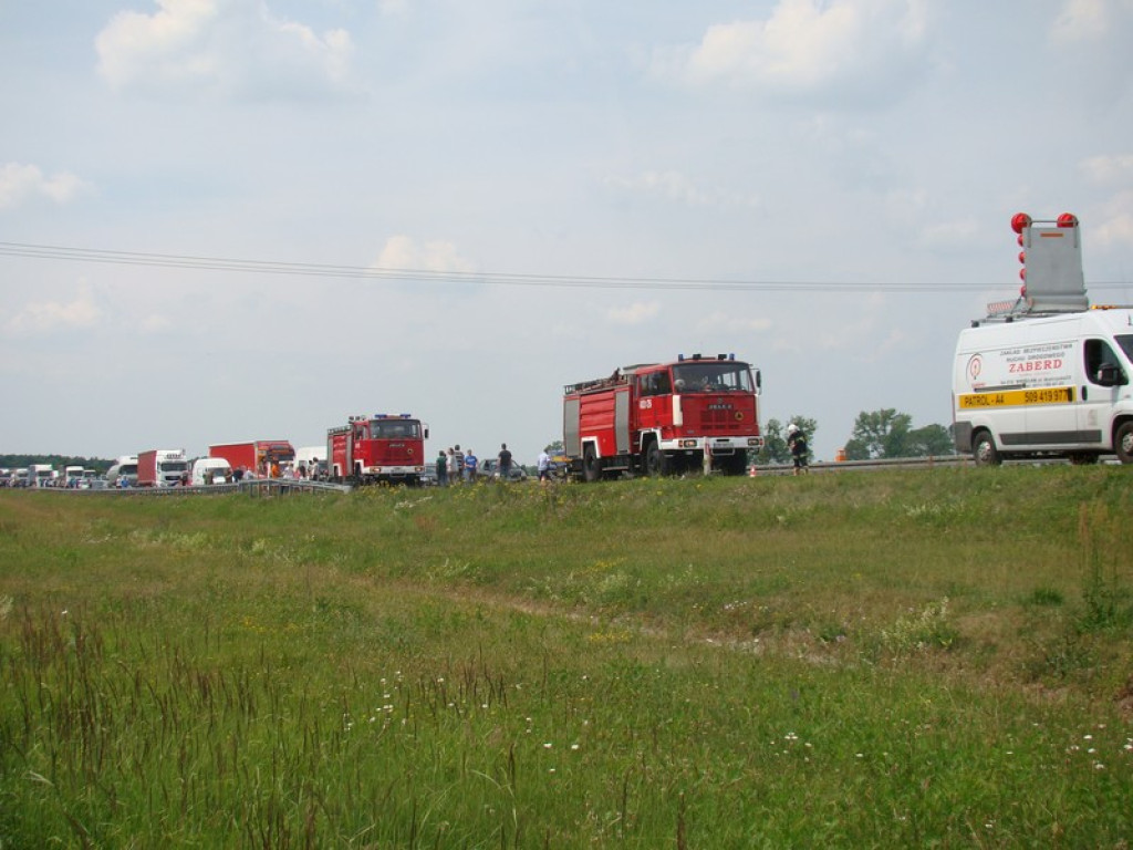 BMW dachowało na autostradzie A4. Trzy osoby zostały ranne